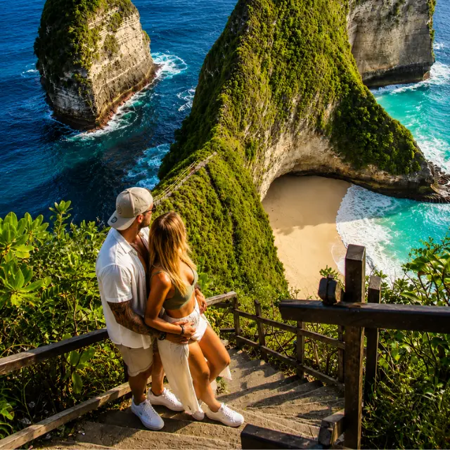 Traveler relaxing at Broken Beach in Nusa Penida, Bali with stunning natural rock arch and blue ocean.