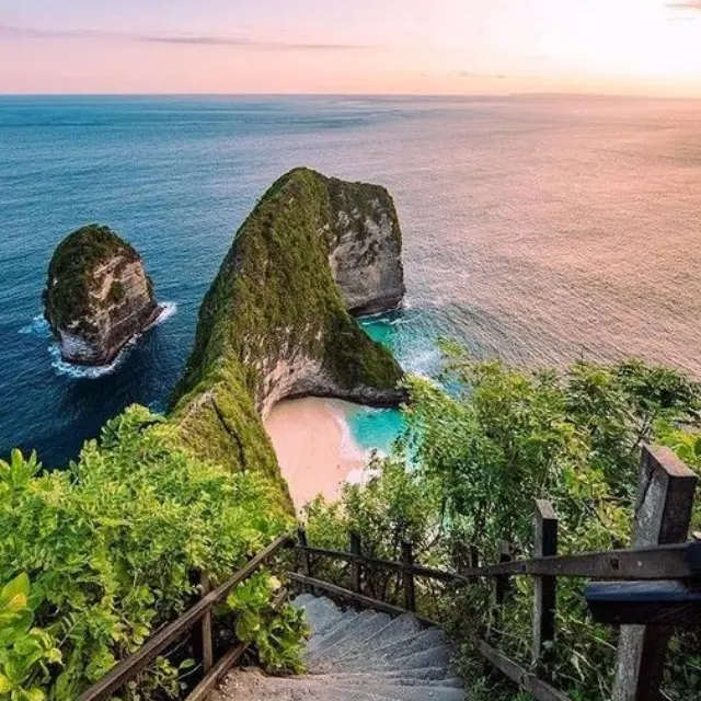 Panoramic view of Kelingking Beach in Nusa Penida, Bali with dramatic cliffs and turquoise ocean.